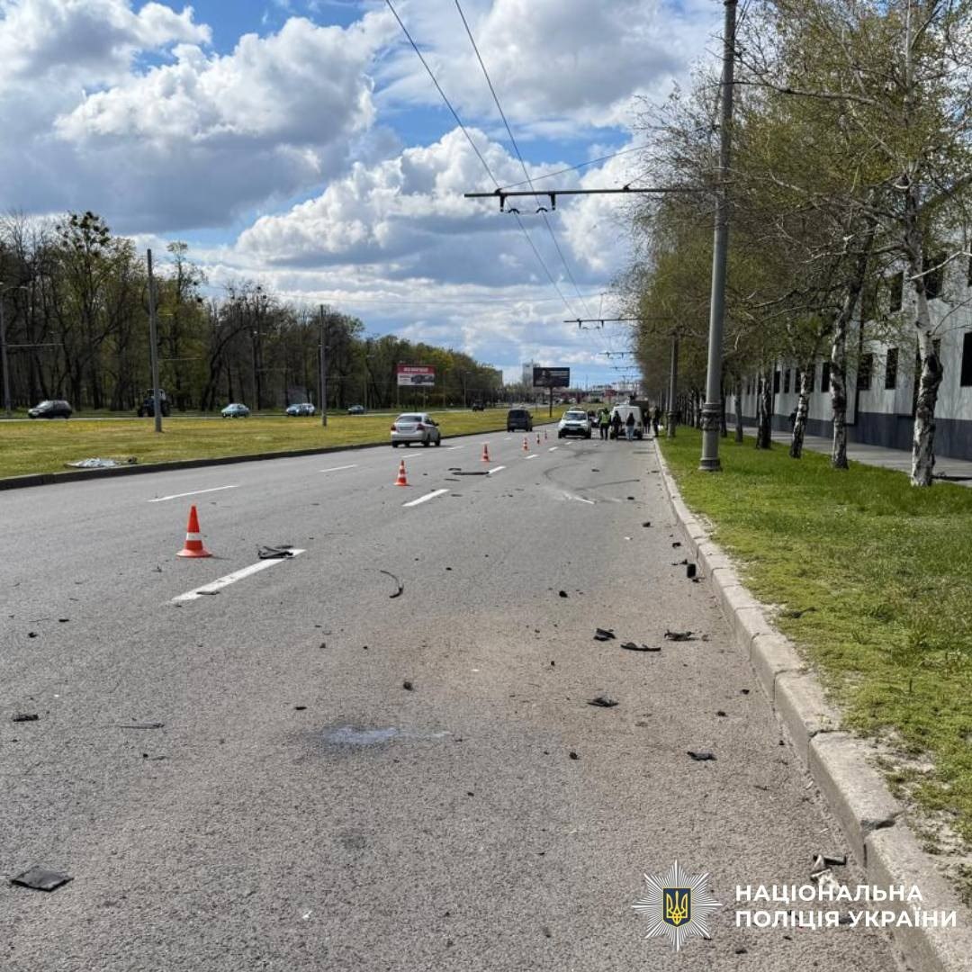 Врізався у стовп Volkswagen, двоє людей потрапили до лікарні: Новини Харкова